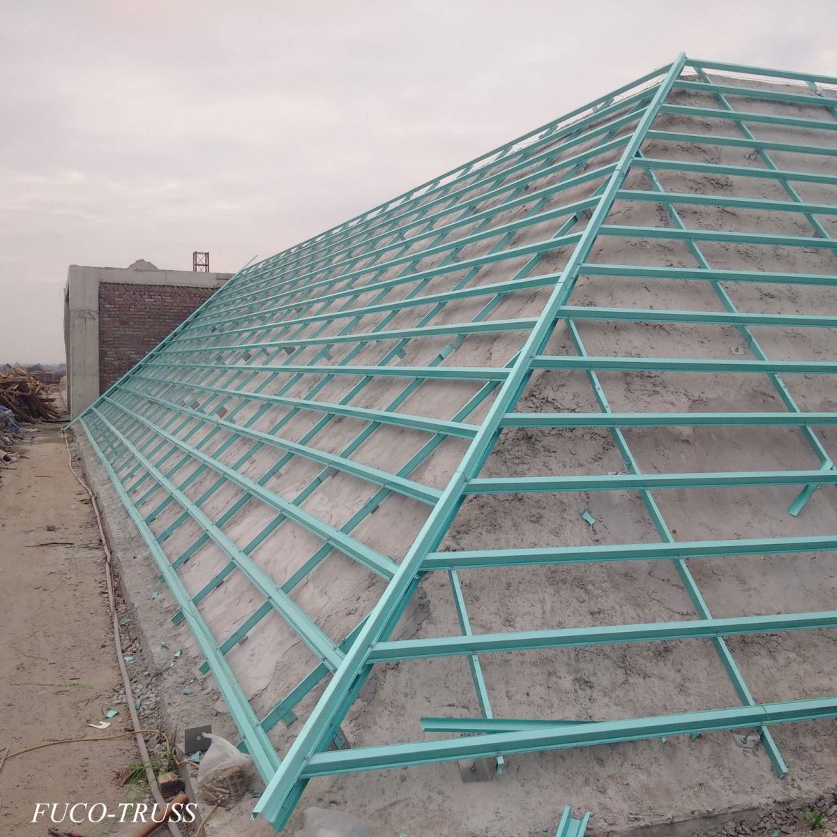 Đổ sàn phẳng bê tông cốt thép ở cos áp mái sau đó xây tường thu hồi gác vì kèo lợp ngói.