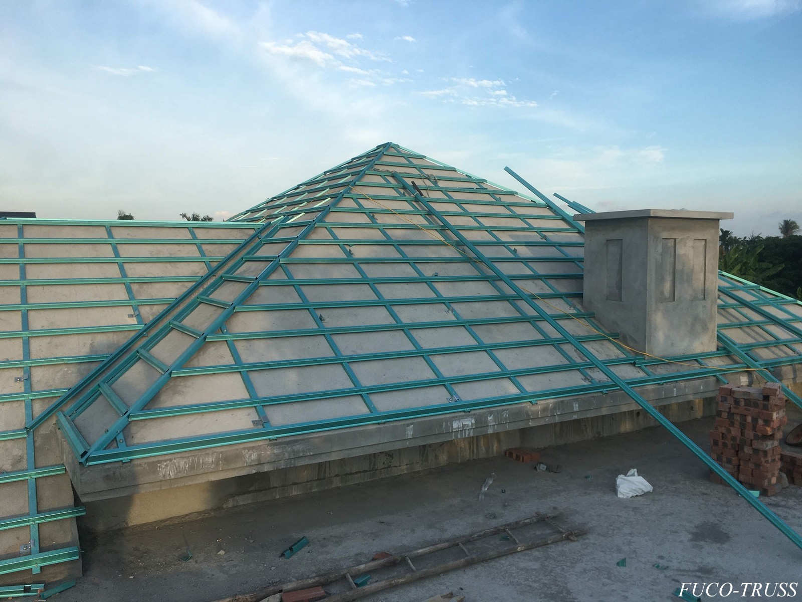 Đổ sàn phẳng bê tông cốt thép ở cos áp mái sau đó xây tường thu hồi gác vì kèo lợp ngói.