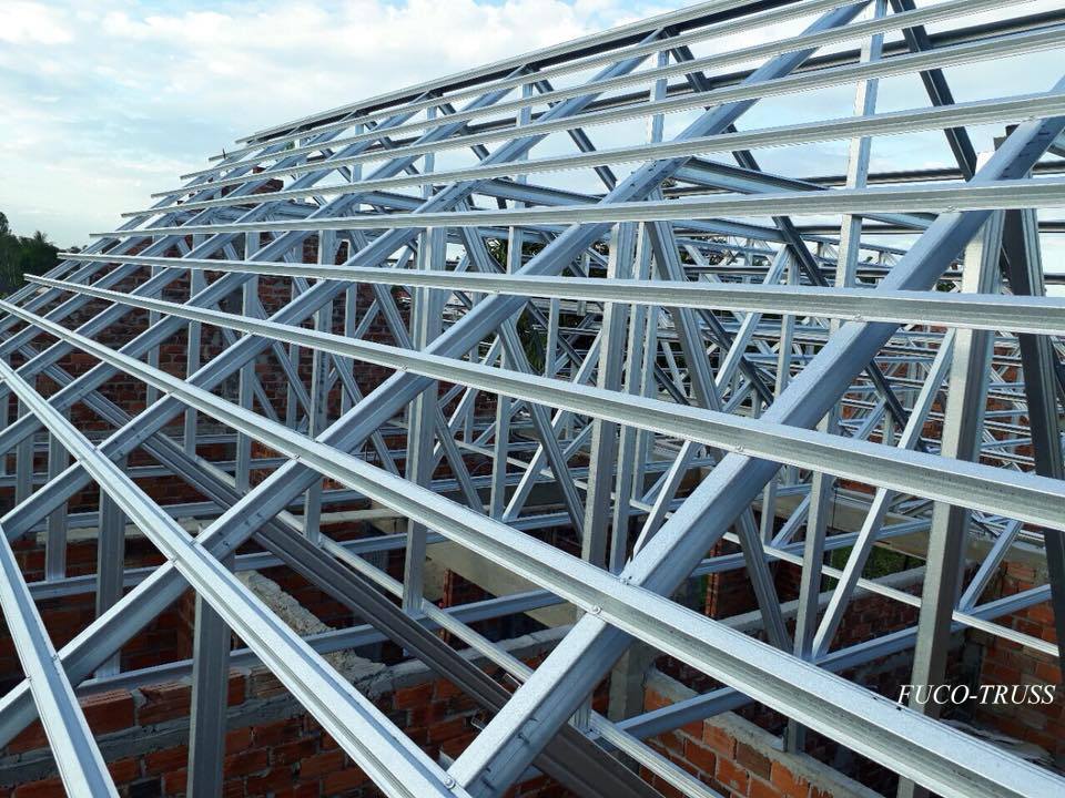 Không đổ sàn bê tông, cốt thép mà chỉ gác vì kèo và lợp ngói lên trên