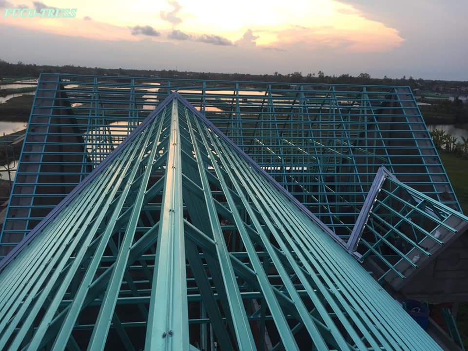 Không đổ sàn bê tông, cốt thép mà chỉ gác vì kèo và lợp ngói lên trên