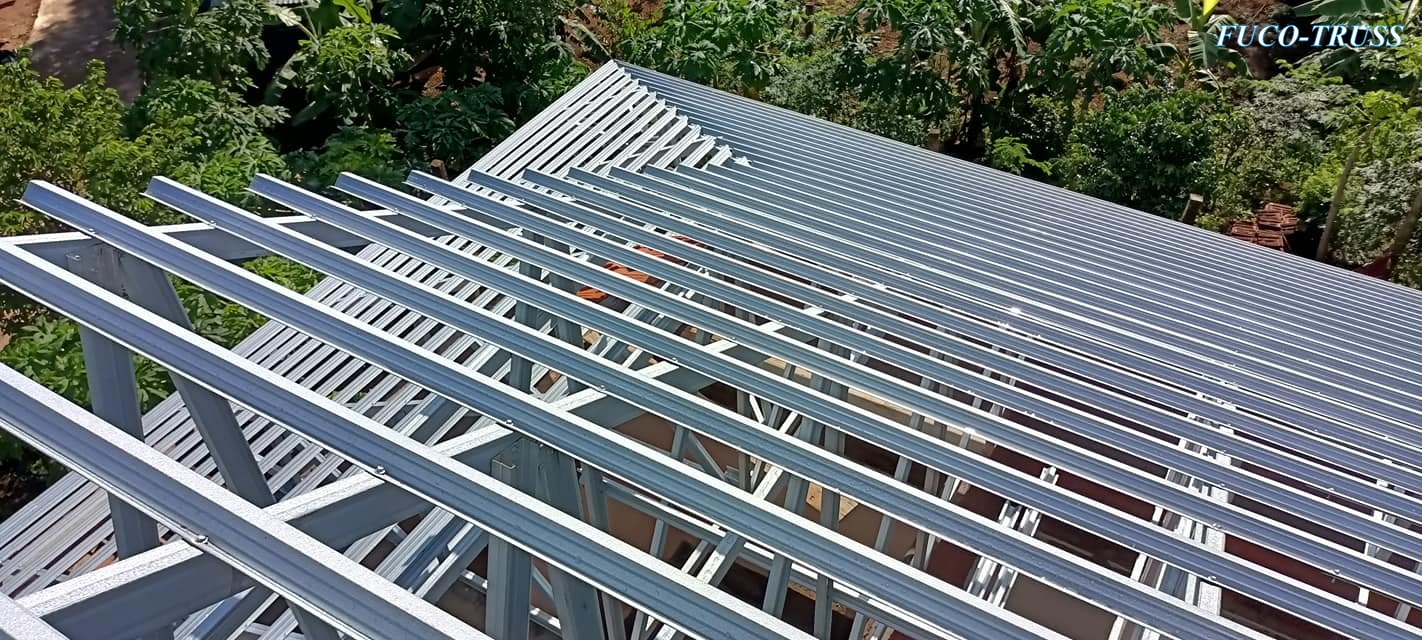 Không đổ sàn bê tông, cốt thép mà chỉ gác vì kèo và lợp ngói lên trên