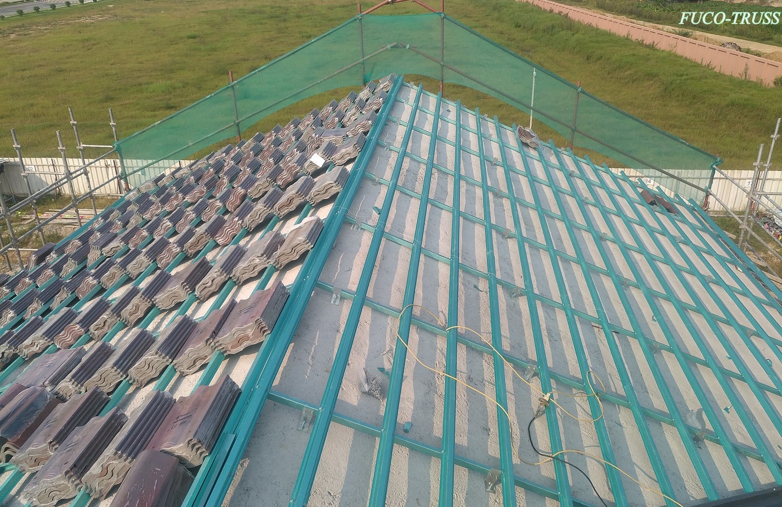 Đổ bê tông cốt thép mái chéo theo hình thức mái sau đó dán ngói hoặc giải lito lợp ngói